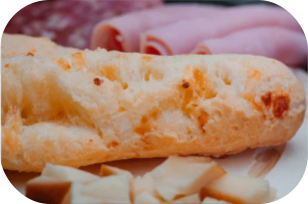 Pães de queijo e salgados preparados para evento
