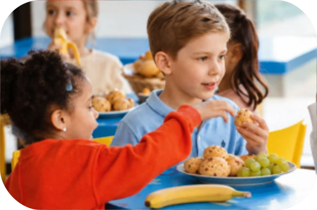 Crianças lanchando na escola