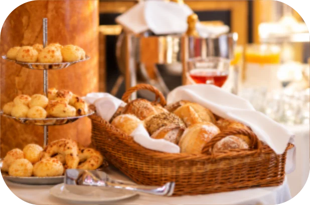 Buffet de café da manhã com pães e salgados