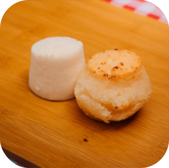 Queijo e pão de queijo sobre bancada